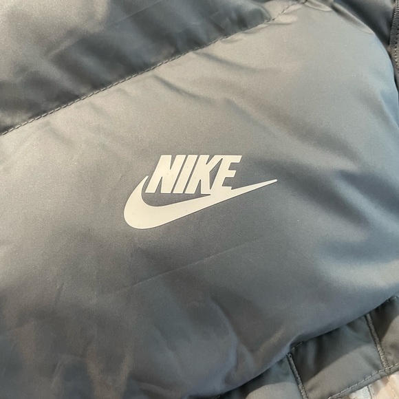 Nike Men’s Storm-Fit white/gray puffer vest - Picture 6 of 6